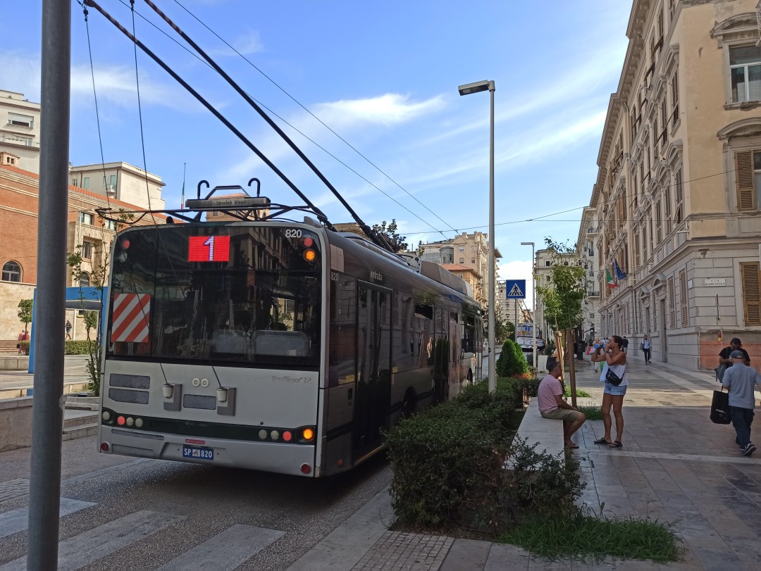 Obus Nr. 820 vom polnischen Typ Solaris Trollino 12 auf der Piazza Guiseppe Verdi